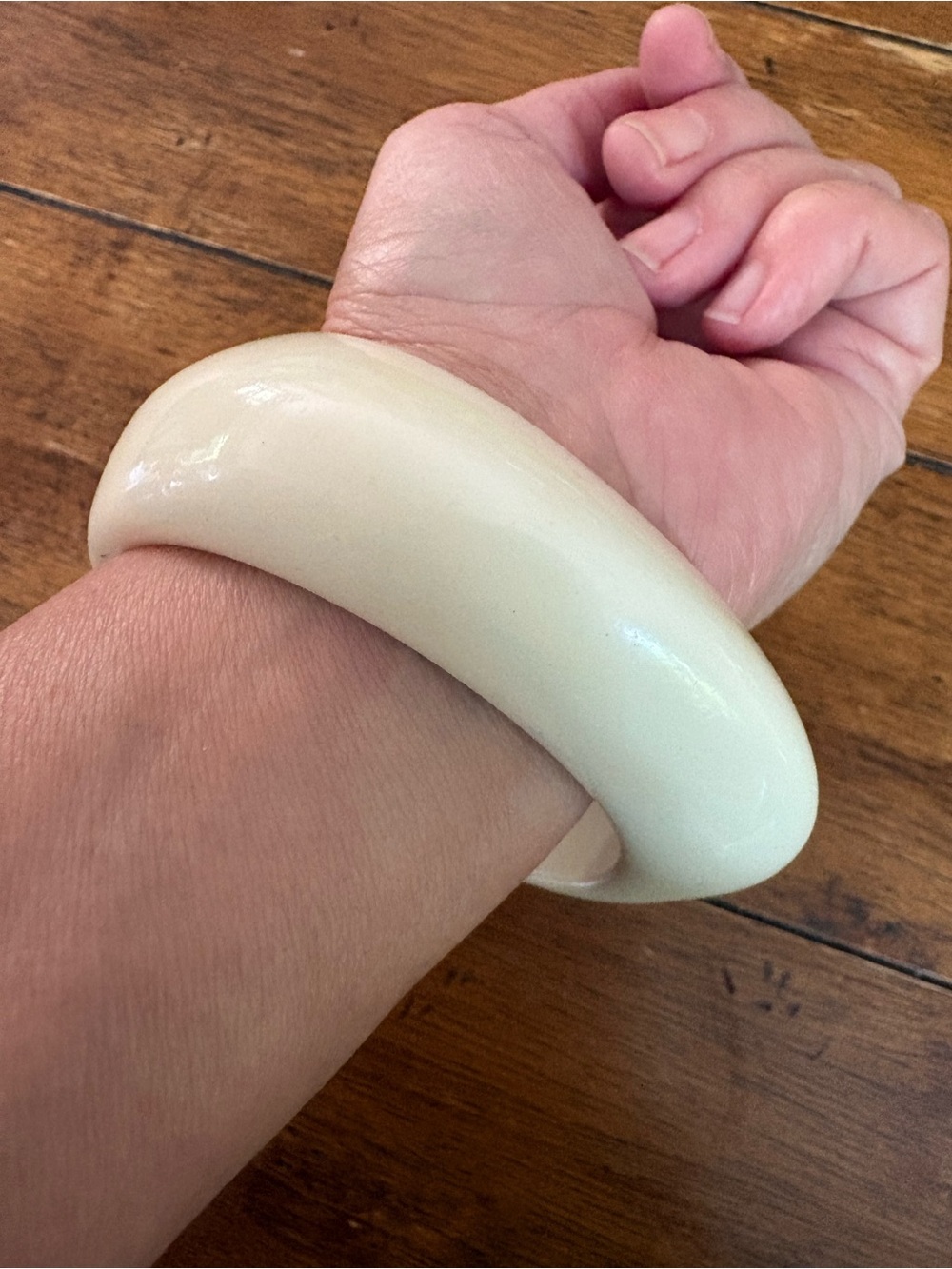 Vintage Chunky Cream Lucite Asymmetrical Bangle Bracelet - Picture 3 of 5